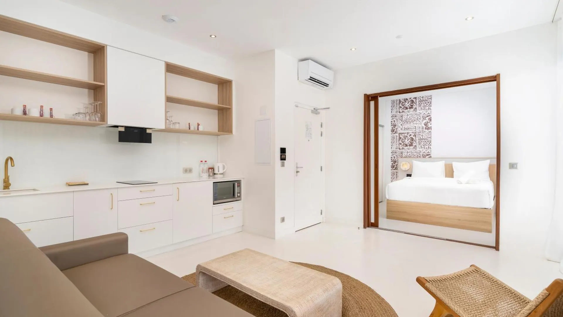 Cook'S Bay Hotel & Suites Paopao