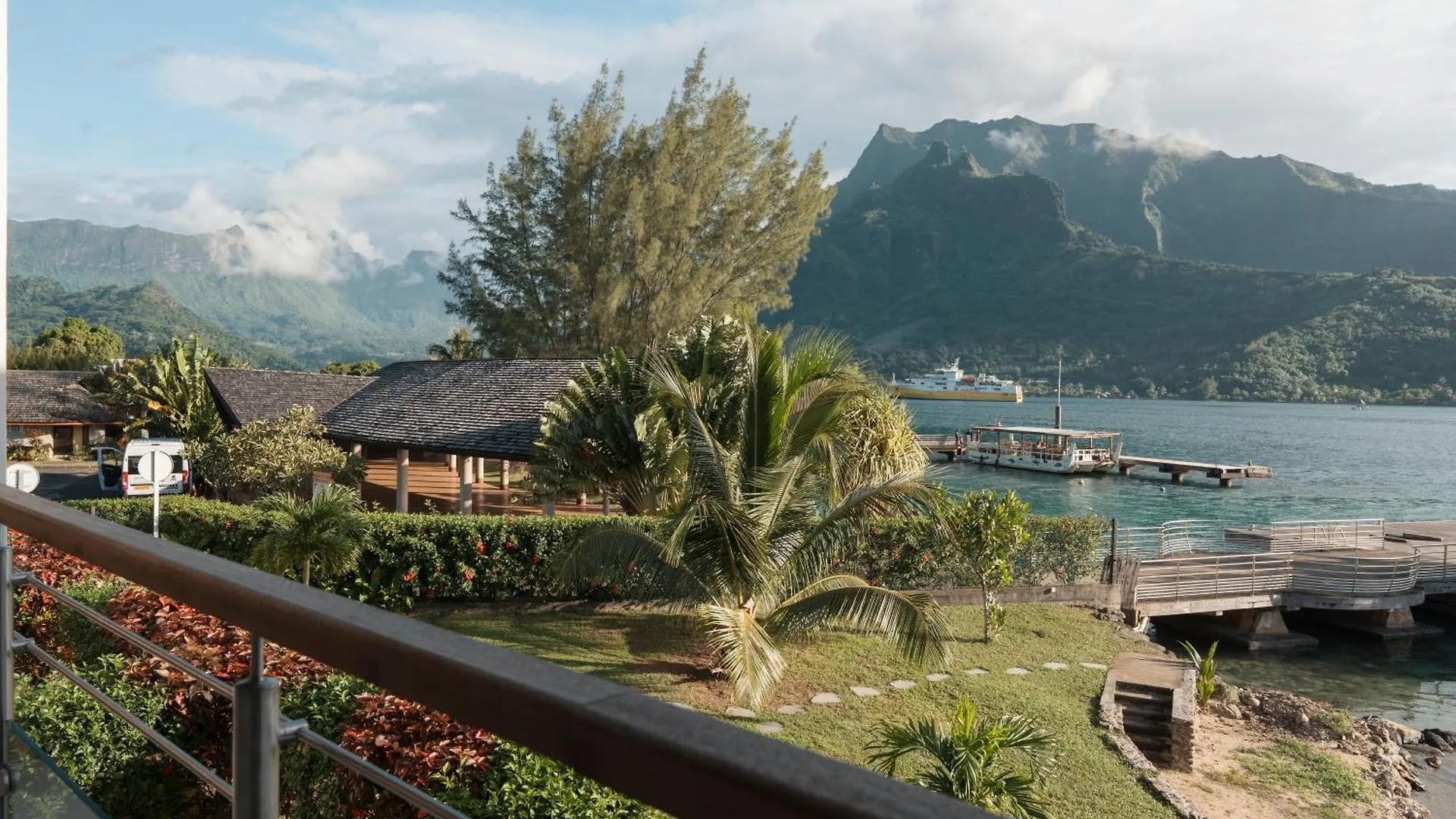 Cook'S Bay Hotel & Suites Paopao