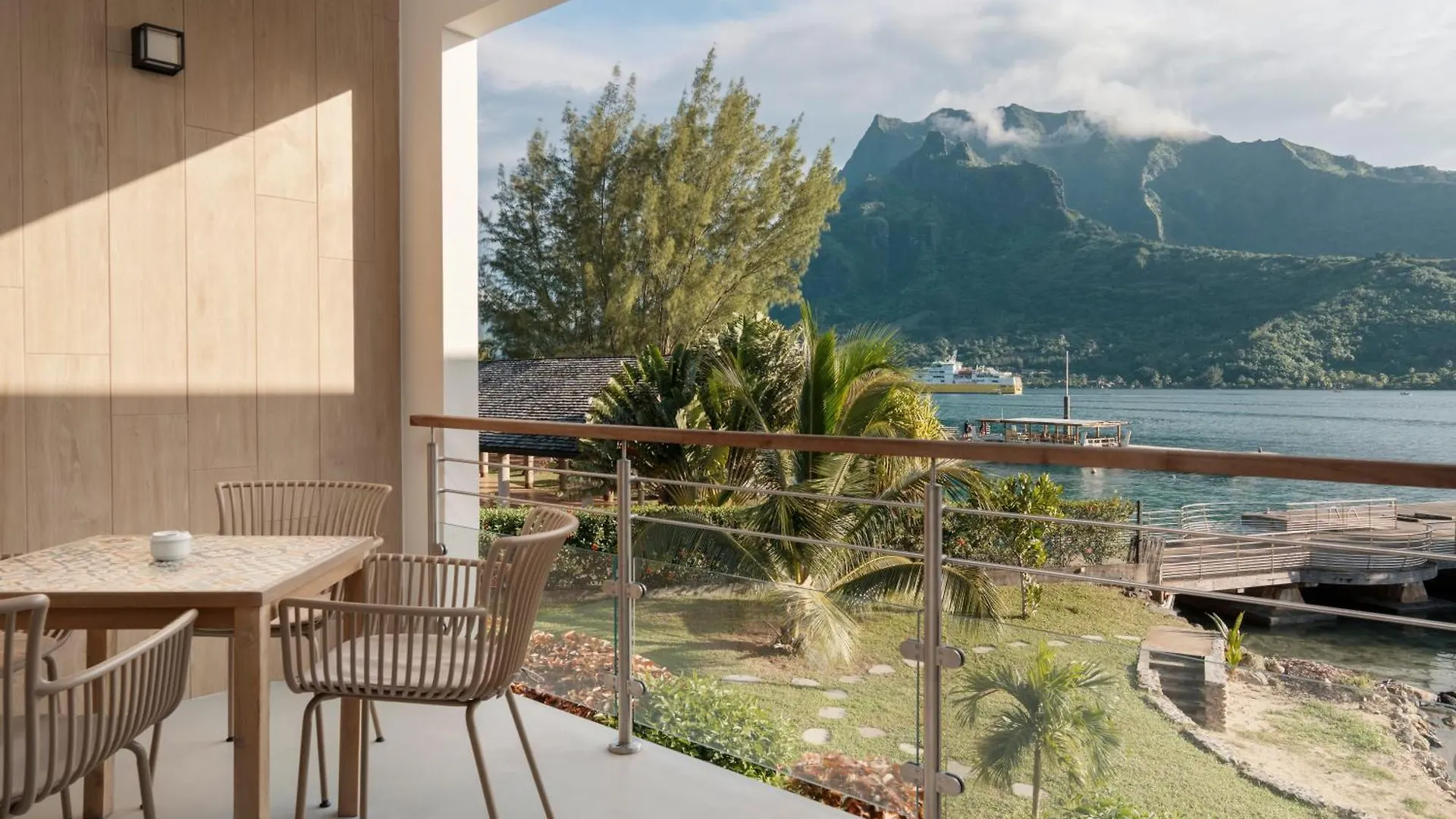 Cook'S Bay Hotel & Suites Paopao