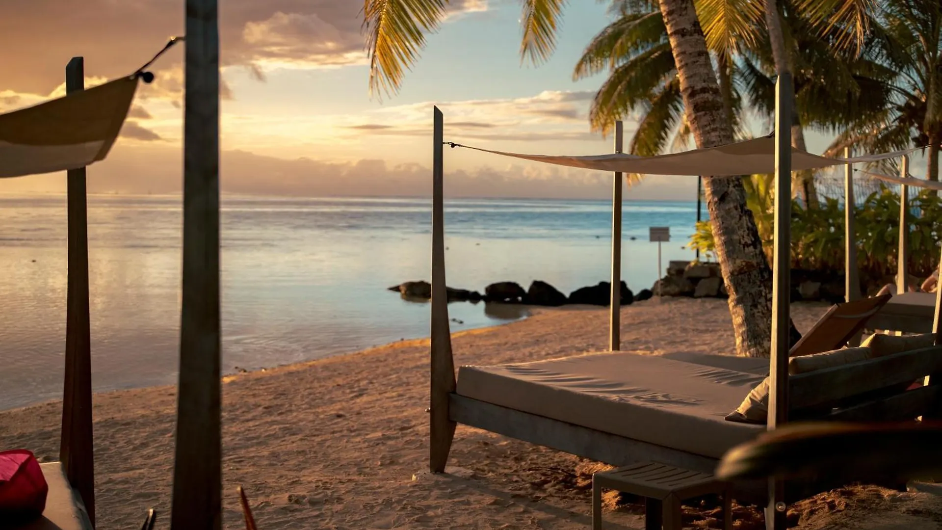 Cook'S Bay Hotel & Suites Paopao